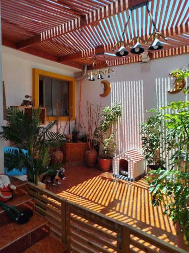 En Iquique, Vendo Hermosa y agradable Casa Esquina de 3 pisos, 5dormitorios 3baños 1Estacionamiento