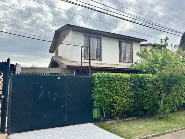 CASA DE 2 PISOS FRENTE A PARQUE, CERCANA METRO LOS QUILLAYES