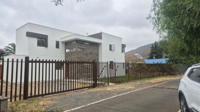 SE ARRIENDA CASA EN CONDOMINIO LAS MERCEDES