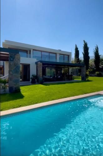 EXCLUSIVA CASA EN CONDOMINIO LOS BOSQUES DE CHICUREO