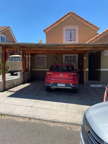 Casa en venta c/ estacionamiento en Pedro Fontova