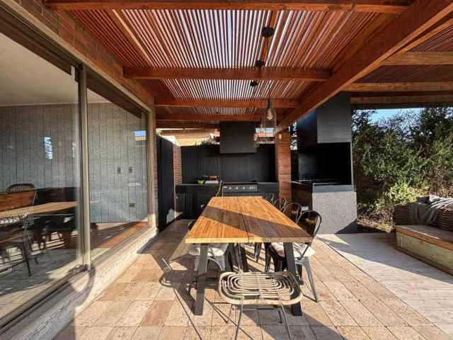 EN CONDOMINIO FULL REMODELADA (135702)