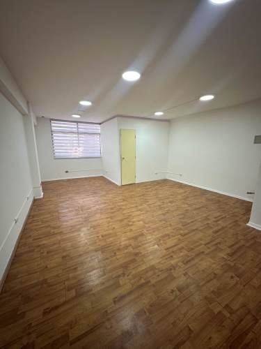 A minutos de metro U de chile- Alameda/ Oficina con baño