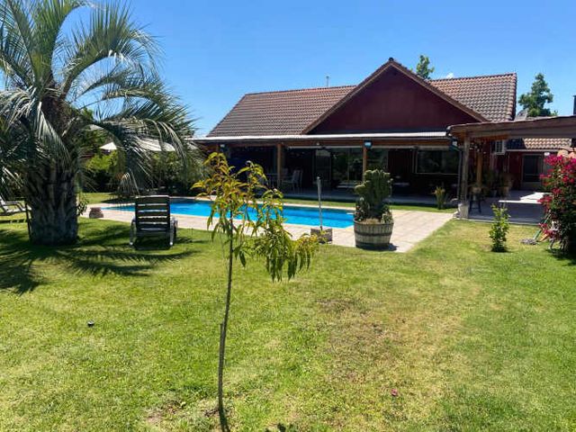 VENDE casa 5D 4B 180/780 mt2, cond. Sta Rosa de Linderos, Buin.