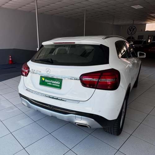 Mercedes-Benz GLA 200 Hatchback 1.6 Automático 2020
