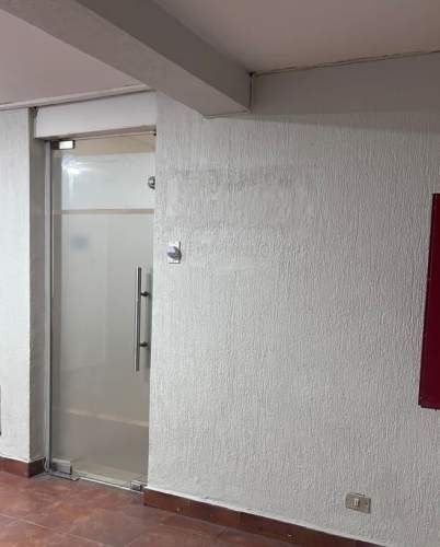 Se vende oficina con orientación oriente y bodega en Providencia