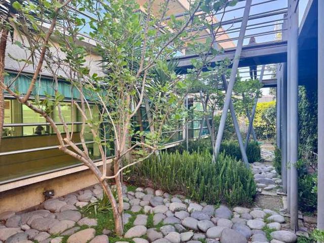 Edificio de 2 niveles con 4 oficinas (135855)