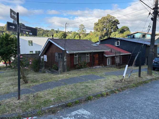 Casa amplia con gran sitio central.