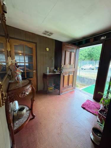 Casa amplia con gran sitio central.