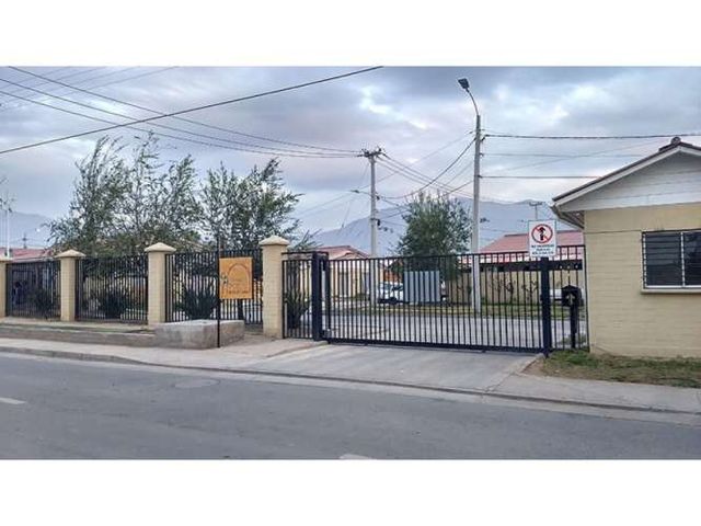Arriendo casa 3D 2B 2E en Condominio Portal de Calle Larga