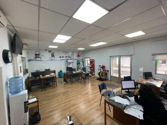 Amplia propiedad comercial con oficinas, taller y bodegas