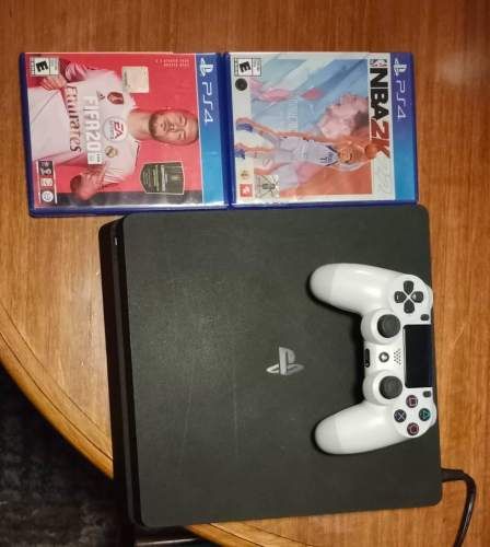Consola de juego play 4 marca Sony