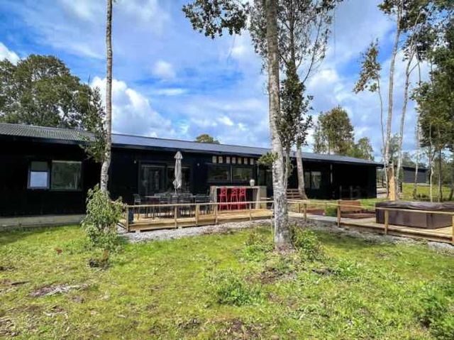 MODERNA Y ESPACIOSA CASA EN PARCELA 10000