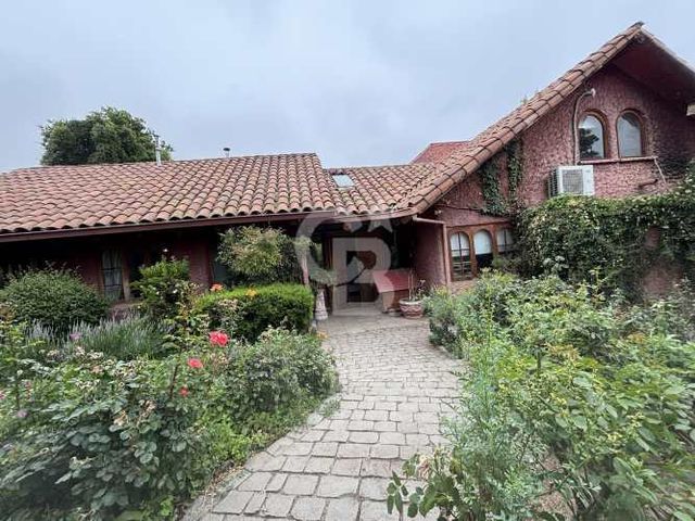 Casa Colonial San Carlos de Apoquindo con amplio terreno