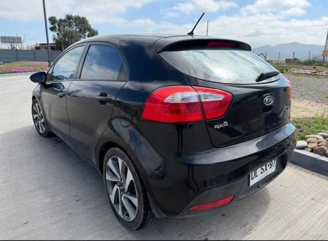 KIA RIO 5 AÑO 2012 ECONOMICO Y OPERATIVO