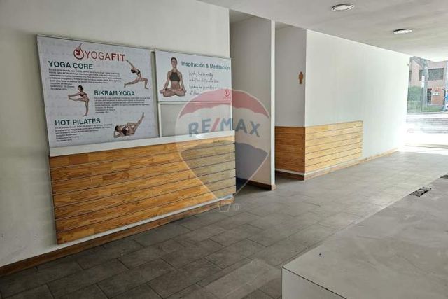 Amplio local comercial en av. las condes