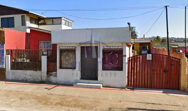 Terreno con local y 3 casas en avenida principal de Quintero