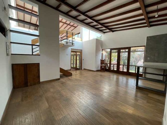 ESTUPENDA CASA EN LAS CONDES CON GRAN TERRENO