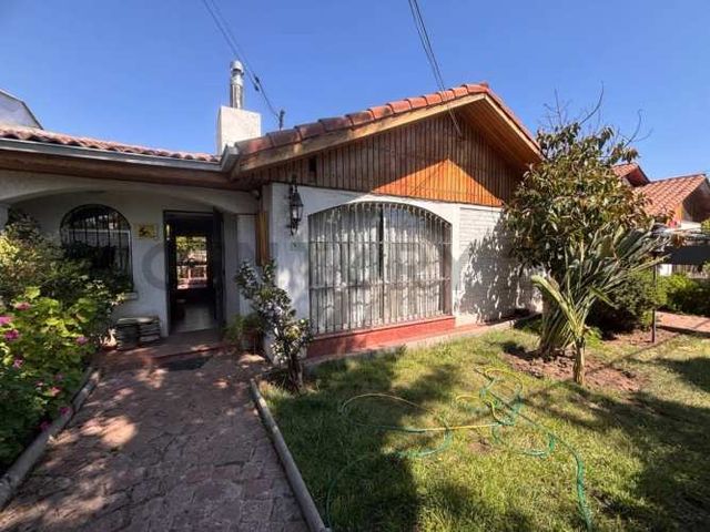 CASA FRENTE A PLAZA PARA REMODELAR