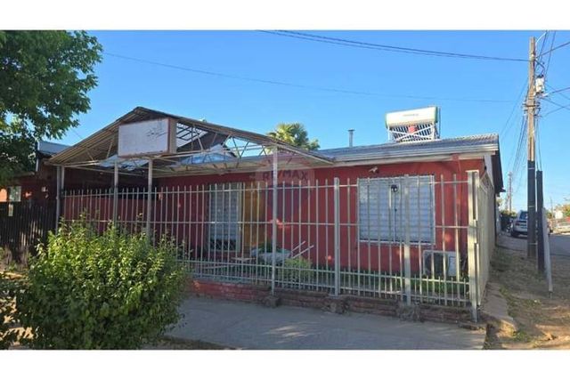 ¡casa esquinera en talca con patio y quincho!