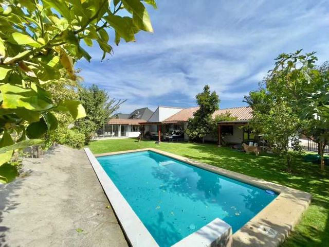 AMPLIA CASA CON GRAN TERRENO (136436)