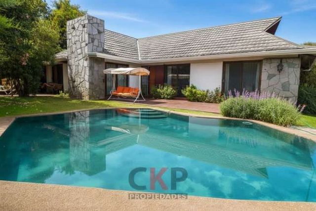 CASA Nuestra Señora del Rosario / Los Militares / Parque Juan Pablo Ii