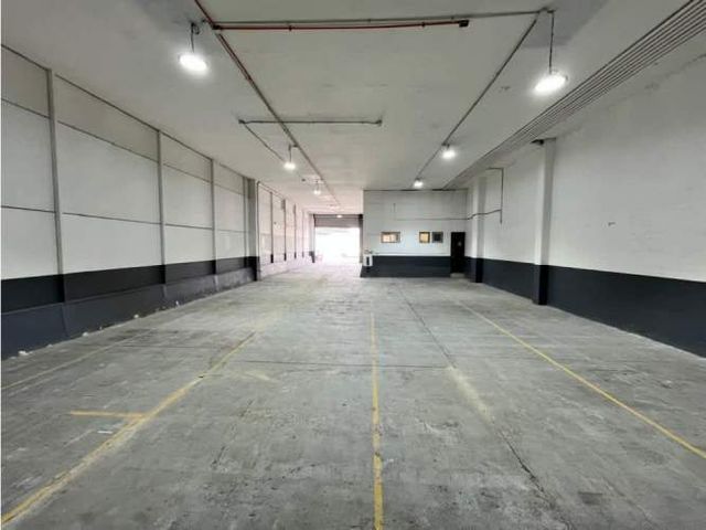 Arriendo bodega c/of de 272 m2 en Jorge Hirmas, Renca.