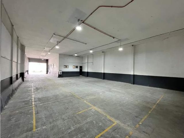 Arriendo bodega c/of de 272 m2 en Jorge Hirmas, Renca.
