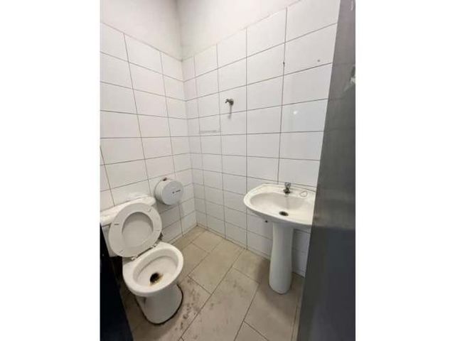 Arriendo bodega c/of de 272 m2 en Jorge Hirmas, Renca.