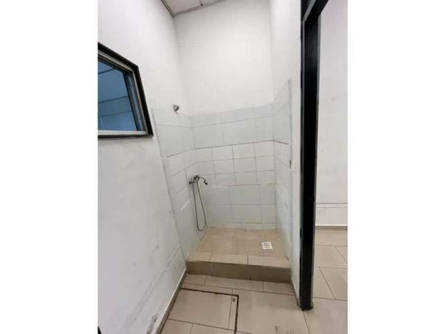 Arriendo bodega c/of de 272 m2 en Jorge Hirmas, Renca.