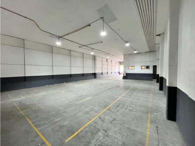 Arriendo bodega c/of de 272 m2 en Jorge Hirmas, Renca.