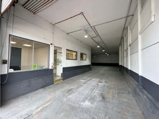 Arriendo bodega c/of de 272 m2 en Jorge Hirmas, Renca.