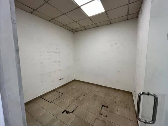 Arriendo bodega c/of de 272 m2 en Jorge Hirmas, Renca.