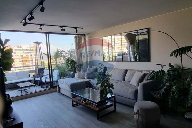 Remodelado y hermoso departamento en las condes