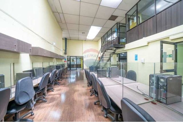 Propiedad de uso comercial e industrial