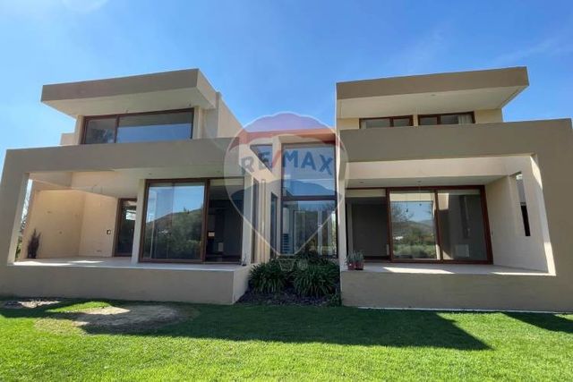 Hacienda chicureo 5d 5b frente a laguna