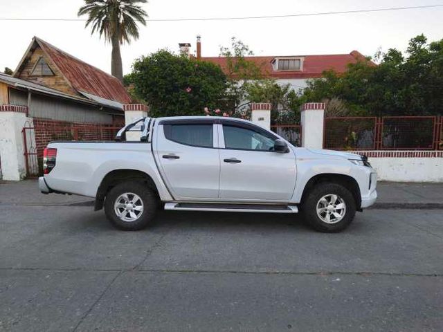 Mitsubishi L-200 4x2 año 2021 con 61.xxx km