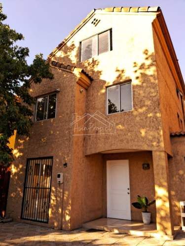 Casa en arriendo c/ estacionamiento en Pedro Fontova