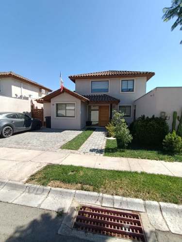 Casa de 2 pisos en condominio consolidado – Colina, sector Lo Arcaya