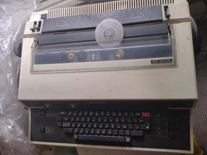 Máquina de escribir eléctrica ADLER