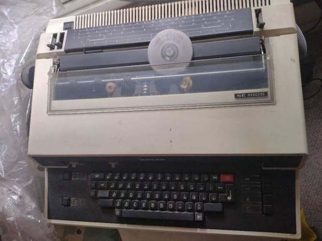 Máquina de escribir eléctrica ADLER