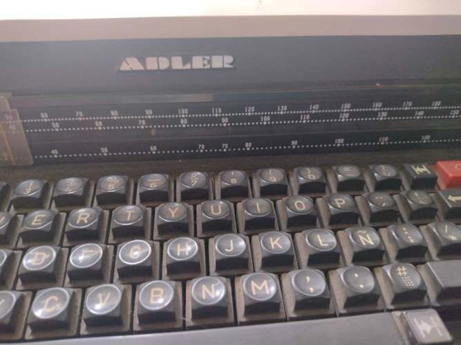Máquina de escribir eléctrica ADLER