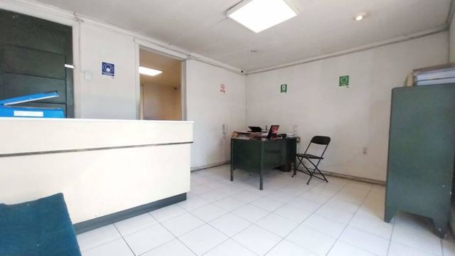 Propiedad con Sala de Ventas, Oficinas, Bodegas, Cocina - Excelente Ubicación