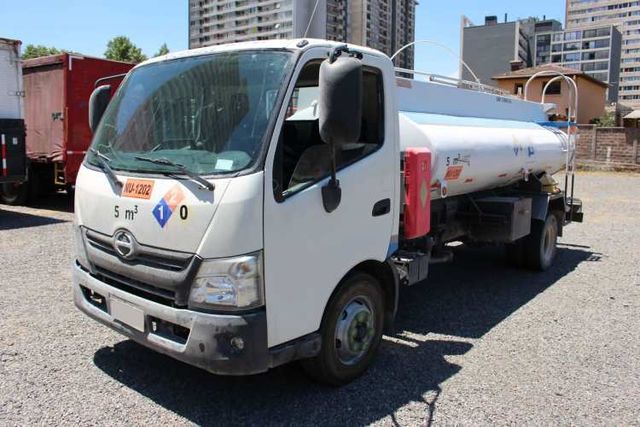 Camion Hino 300 XZU 8.5 SL año 2020 con Estanque Combustible 5.000 Ltrs