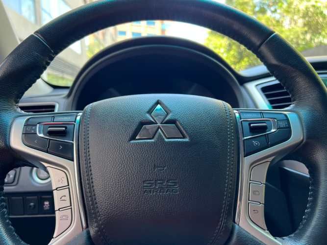 Mitsubishi L200 2.4 TD Auto Dakar CD 4WD