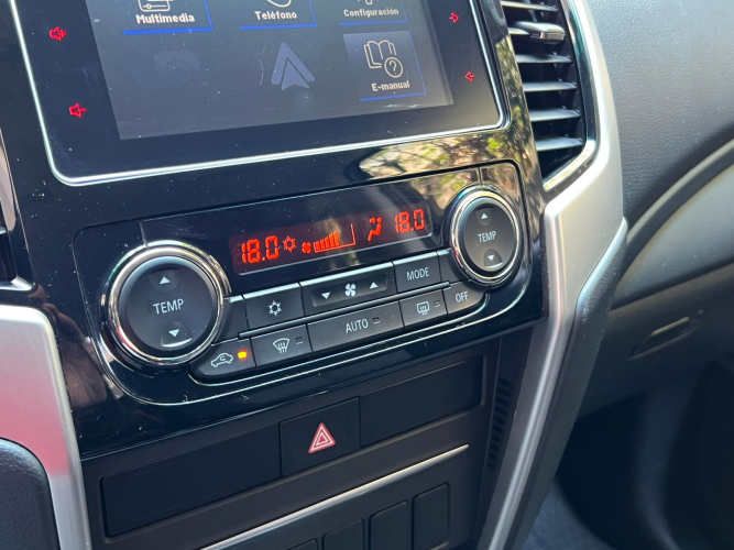 Mitsubishi L200 2.4 TD Auto Dakar CD 4WD