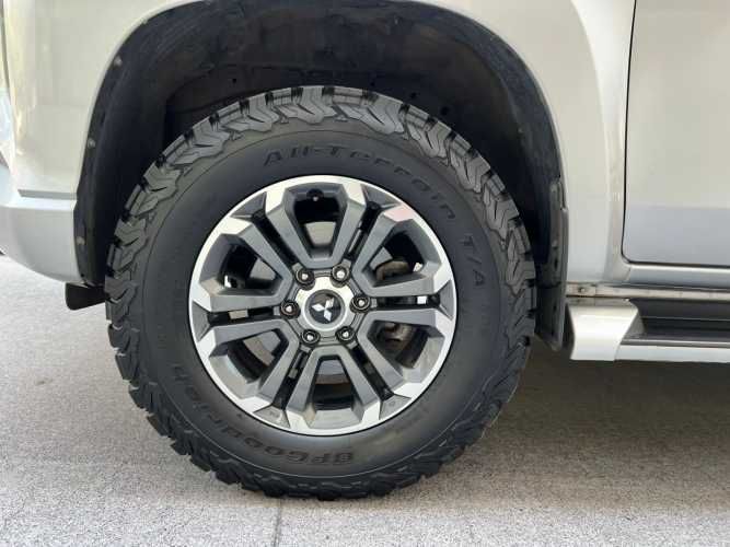 Mitsubishi L200 2.4 TD Auto Dakar CD 4WD