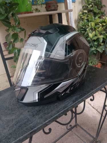 casco y chaqueta