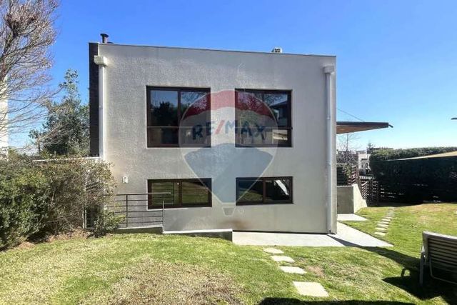 Moderna casa mediterránea en condominio.