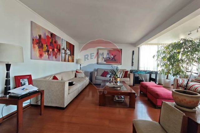 "depto. espacioso y céntrico en las condes"